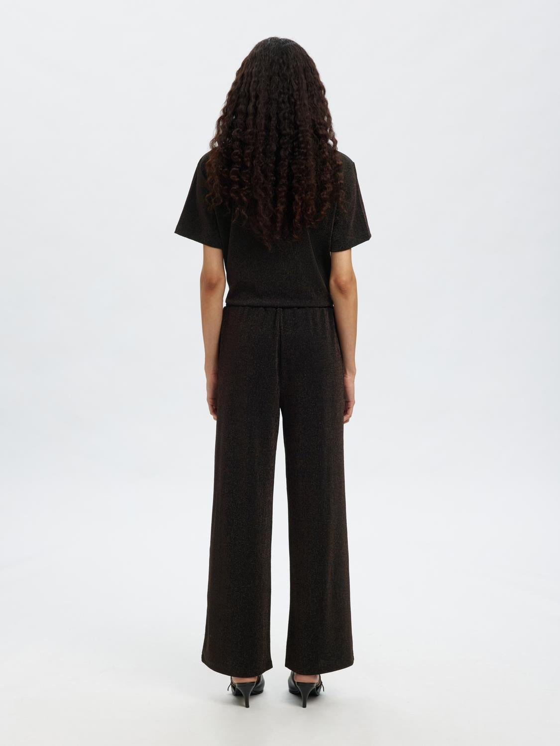 model_shot-back