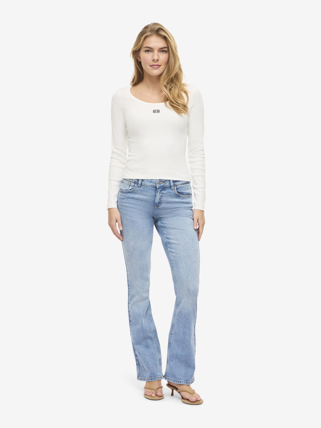 model_shot-front_full