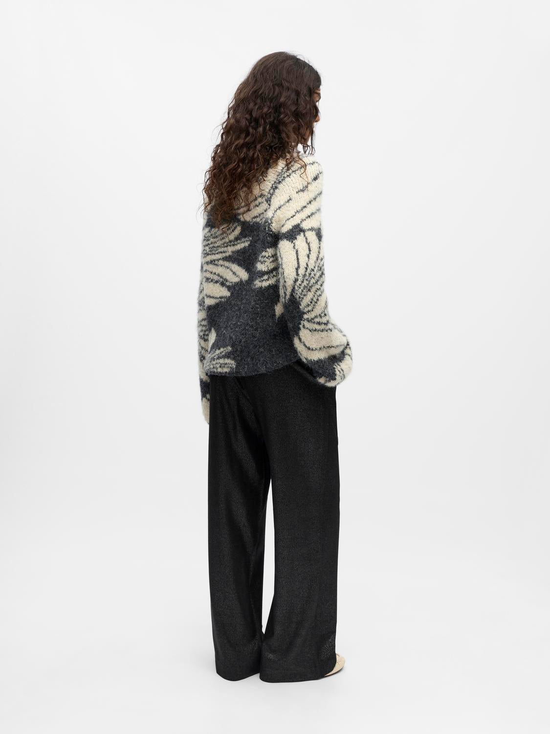 model_shot-back
