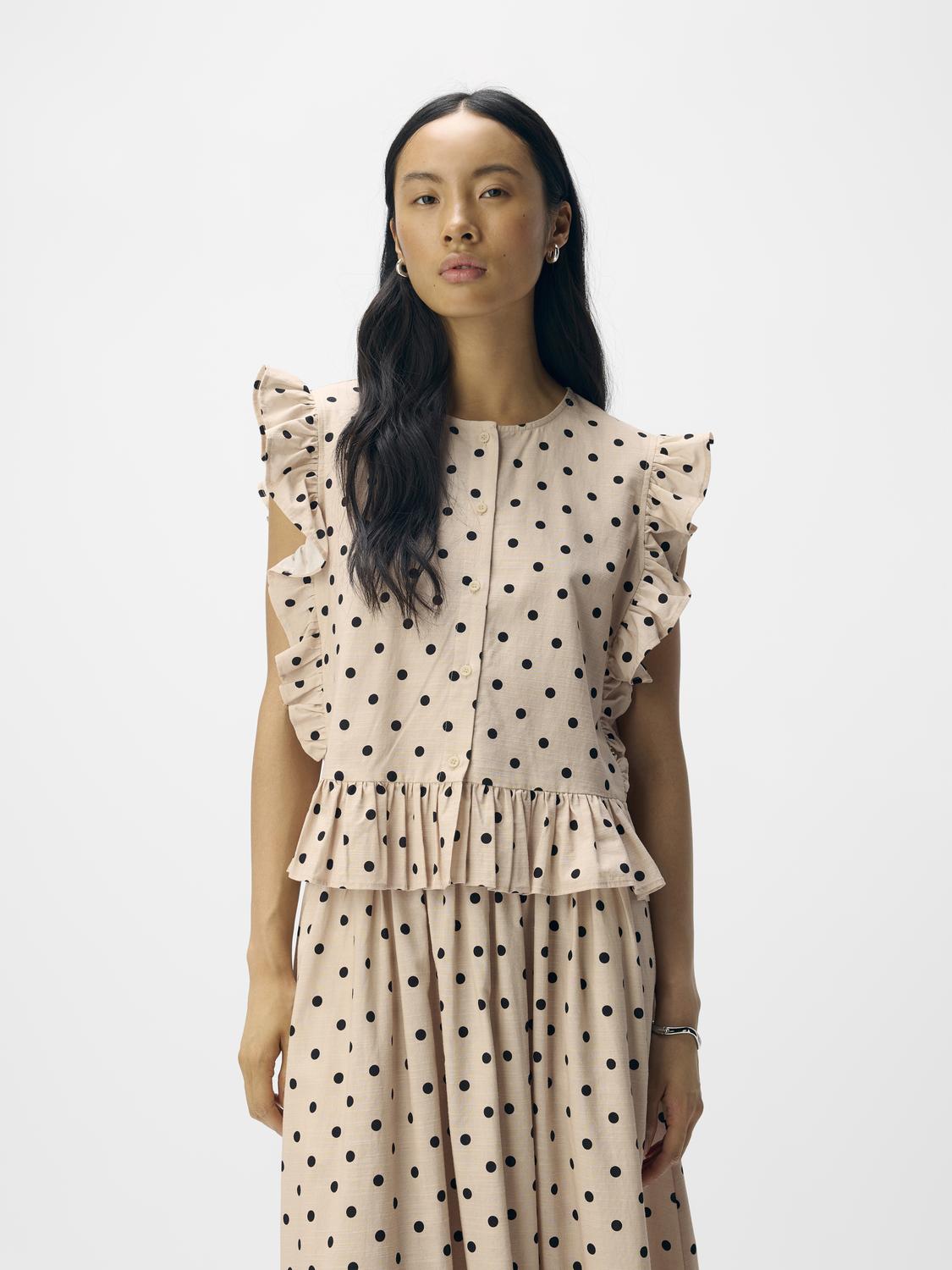 model_shot-front